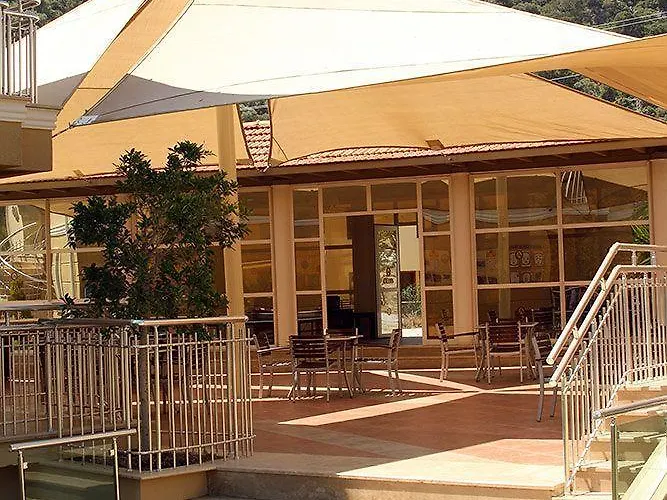 ホテル Alinn サルゲルメ